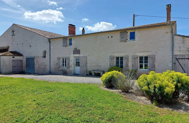 Large country gîte for 18 people