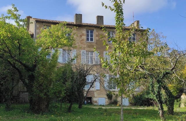 Large country house at the gateway to the Green Venice.