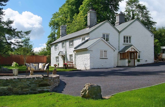 Large country house with hot tub sleeping up to 12 in six bedrooms, perfect for special occasions