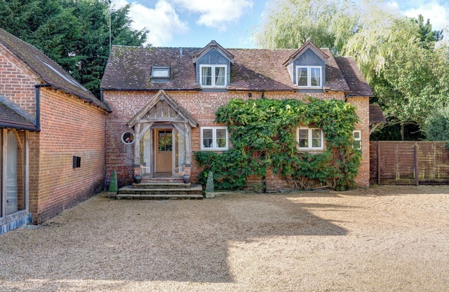 Large Country Idyll for Families or Party Groups - Sleeps 18, Hot Tub & Garden