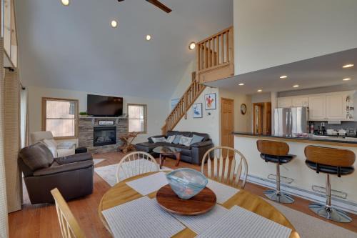 Large Deck and Resort Amenities Lake Ariel Retreat