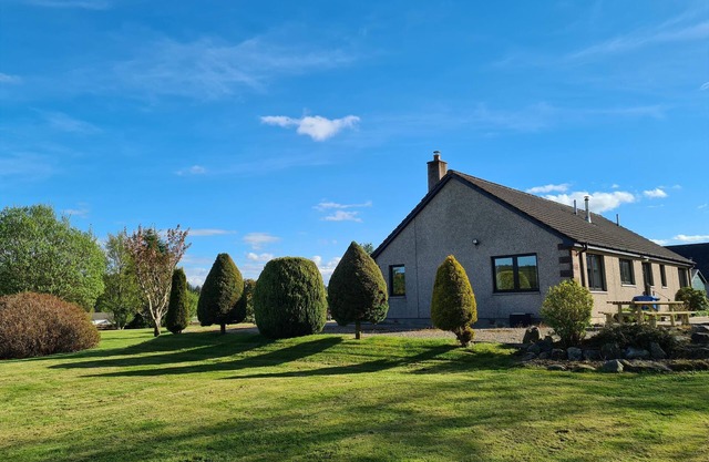 Large detached holiday home in large open garden