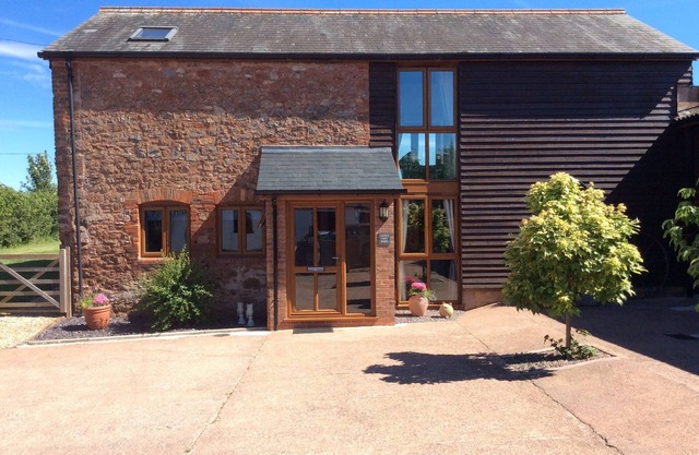 Large Detached "upside Down" Barn, dog friendly with 1 acre enclosed paddock.