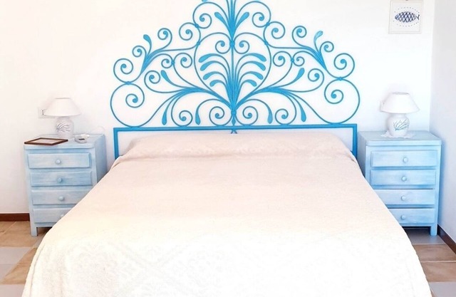 Large double room with bathroom a few steps from the sea.