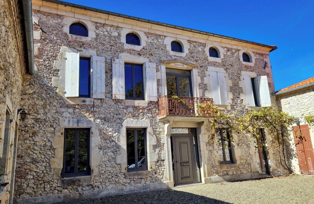 Large estate renovated with taste and comfort in the heart of nature