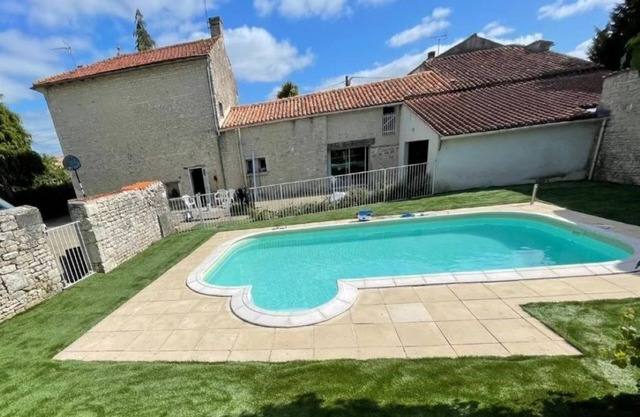 Large family home - private heated pool - 3 bathrooms - 3 WCs