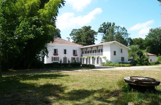 Large family home in the heart of the Landes accessible to 20 people