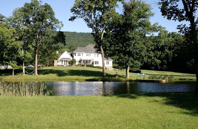 Large Family getaway,16 acres in golf community, wineries, hiking, biking nearby
