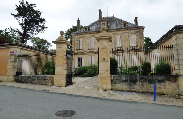 Large family home on three floors, inside a park of one hectare
