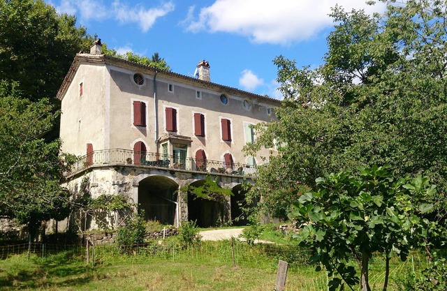 Large family house sleeps 16 in the heart of a beautiful medieval village