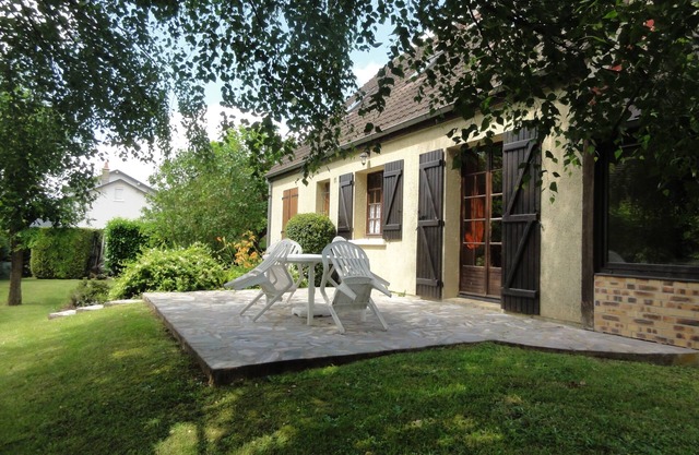 Large family house with shaded garden in the heart of the Loire Valley