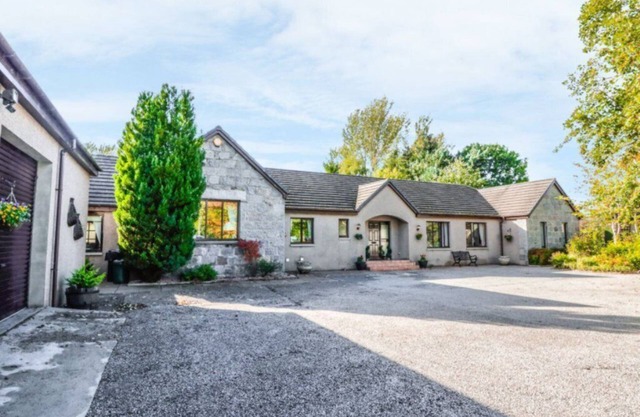 Large family or group home, 7 Bedrooms with Hot Tub & BBQ House