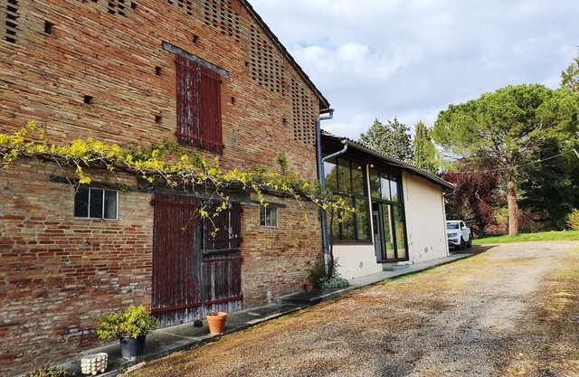 Large farmhouse in the quiet of the Toulouse countryside