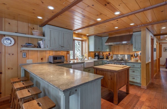 Large Farmhouse Styled Manor w/Bonus Entertainment Room, Loft, Garage