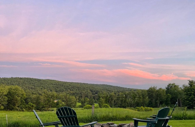 Large Farmhouse with expansive views, firepit 15 min north of Keene