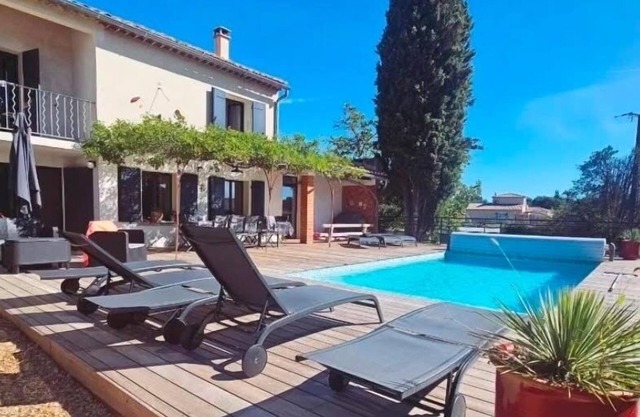 Large comfortable bastide with swimming pool, in the middle of the vineyards