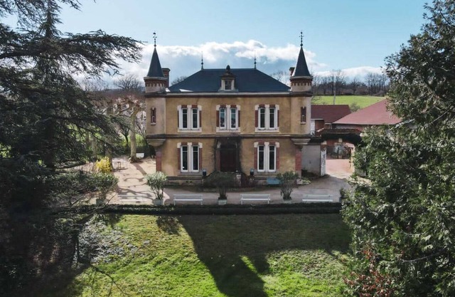 Large gîte between Auvergne and Forez heated swimming pool tennis court
