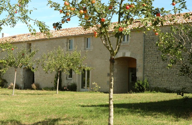 Large gîte 10/12 p with garden and natural swimming pool