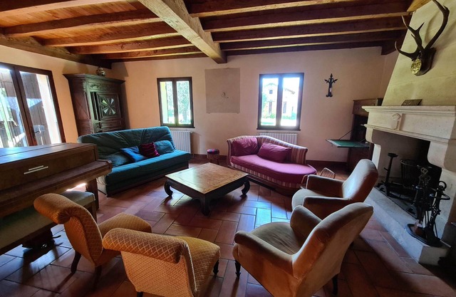 Large gite with tennis court and swimming pool