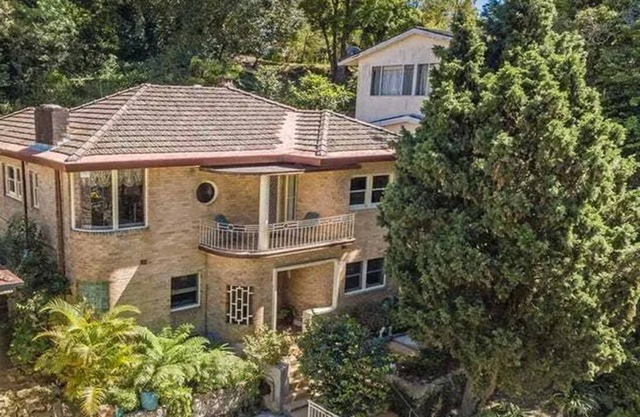 Large gracious Art Deco house private & conveniently located. Sleeps 12