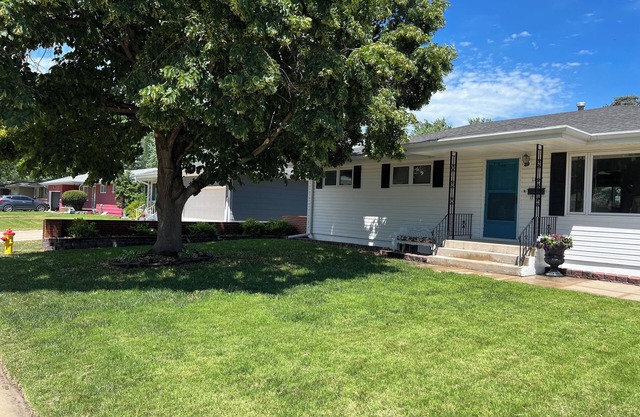 Large groups, family and friends. 6 BR, 2.5 Bathrooms, Great Outdoor space