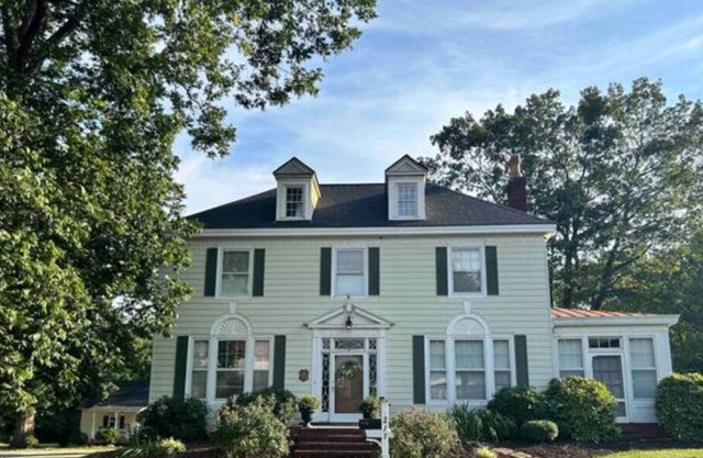 Large Historic 4 BR Home with 2 Acres & Pool in Reidsville