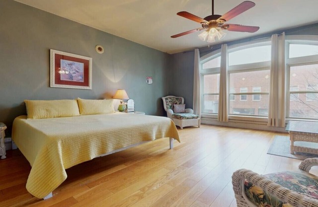 Large Historic District Apartment with City View