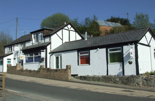 Large Holiday Let Suitable for Families, Groups. Sleeps up to TEN. Games room.