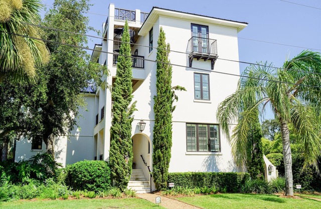 Large home w pool and spa steps from Goulds Inlet!