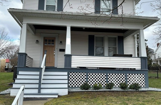 Large home, walk to center of town, historic attractions and specialty shopping!