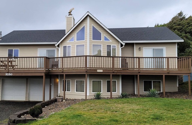 Large home with 2 Living rooms, big deck & views