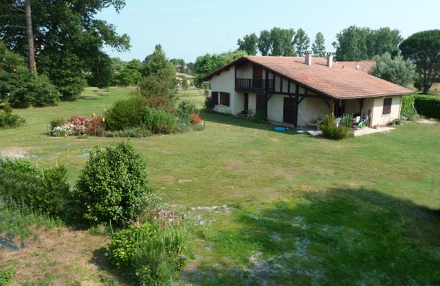 Large house with garden, closed to the forest and the ocean