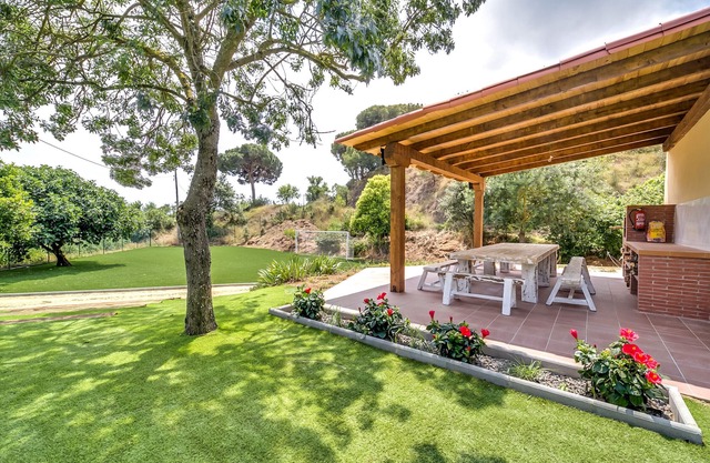 Large house for 18 pax, pool and private garden. Free WIFI. Ideal group of young people or families. Vivalidays Can Palomo.