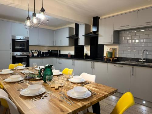Large House for 21 - Nottingham City