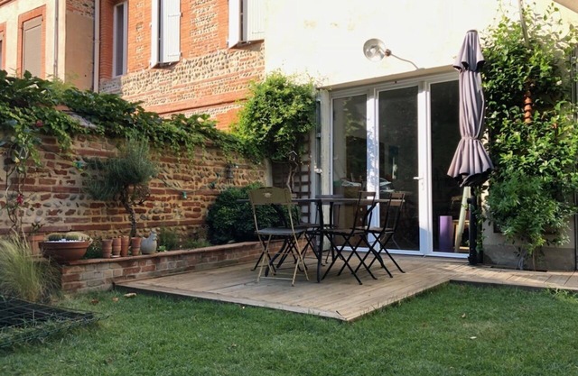 Large house in the city center, garden, garage.