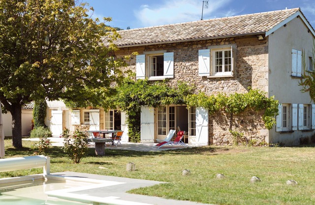 Large house in the vineyards, with character and a large secure swimming pool
