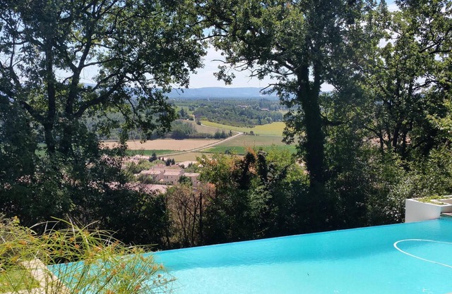 Large house with beautiful views at the gateway to Provence