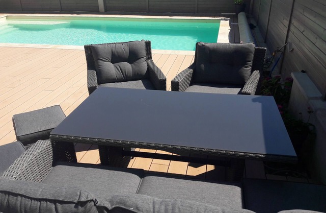 Large house with heated pool - at the foot of Pérouges and 20 minutes from Lyon