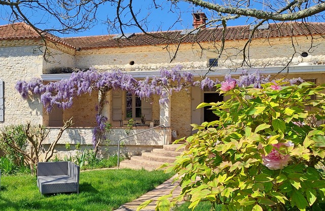 Large house with pool, terraces and garden - Relaxation in the countryside.