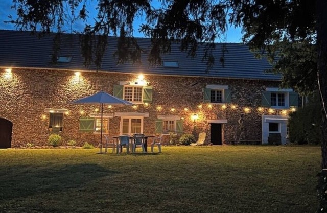 Large house with swimming pool - sleeps 13, sleeps 25 - near Paris