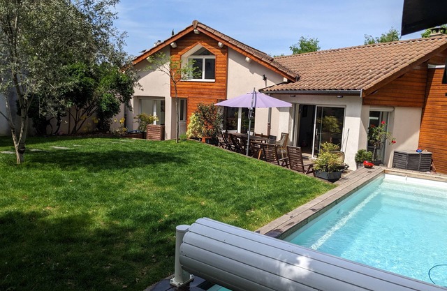 Large house with swimming pool in Lyon ideal for families, close to transport links