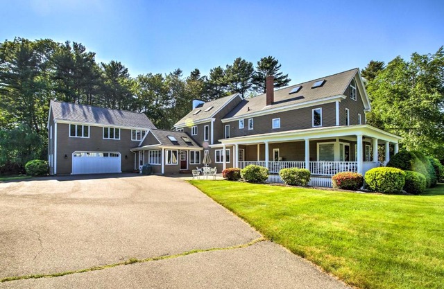 Large Kennebunk Home, Walk to Beach Less Than 2 Mi to Town