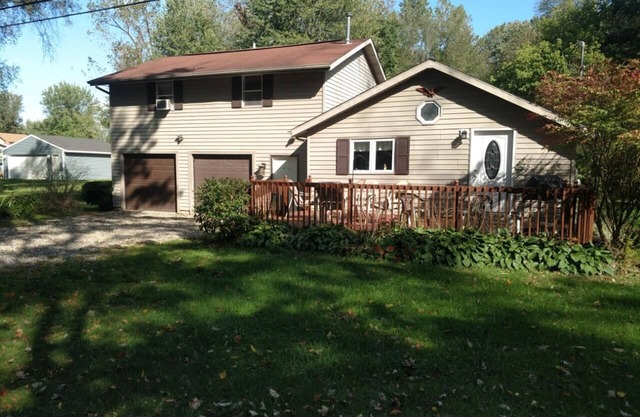 Large lake access cottage. Pontoon rental Available.
