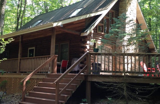 Large Log Cabin on 3 wooded acres Seven Springs Resort/Hidden Valley/Champion