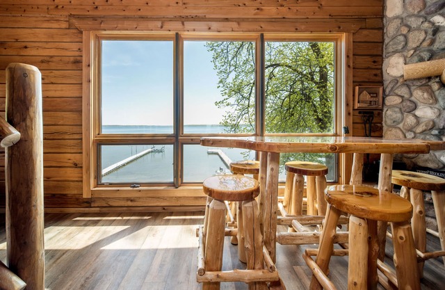 Large Log Cabin: SUPERHOSTS, Lake, Pets Ok, Sandy Beach, Sauna, Game room