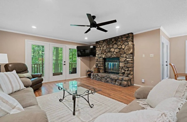 Large Luxurious 3/3 Lake Homen