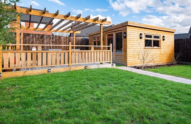 Large Modern 4 Bedroom House, Sleeps 8, Parking