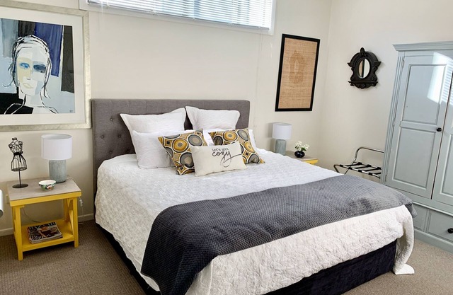 Large modern apartment in leafy lifestyle cafe precinct
