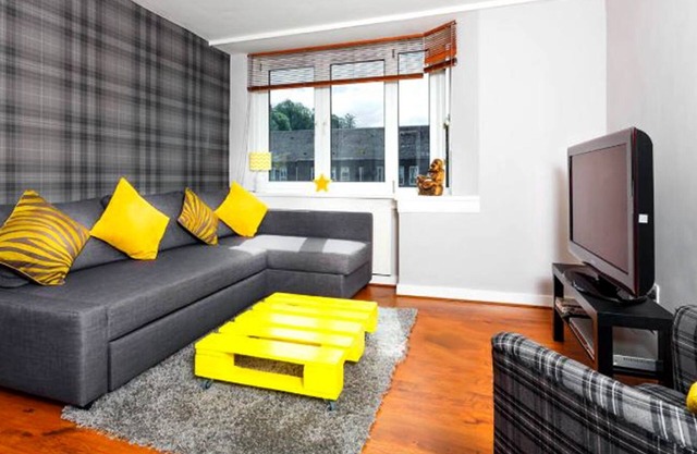 Large Modern Top Floor Riverside Apartment (Sleeps 6) with Free Parking and WiFi