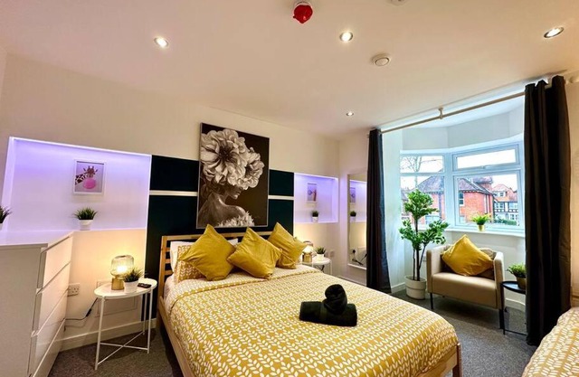 Large New 4 bedroom House Sleeps up to 12 - Accepts Groups - Great Location - FREE Parking - Fast WiFi - Smart TVs - sleeps up to 12 people - Close to Bournemouth & Poole Town Centre & Sandbanks